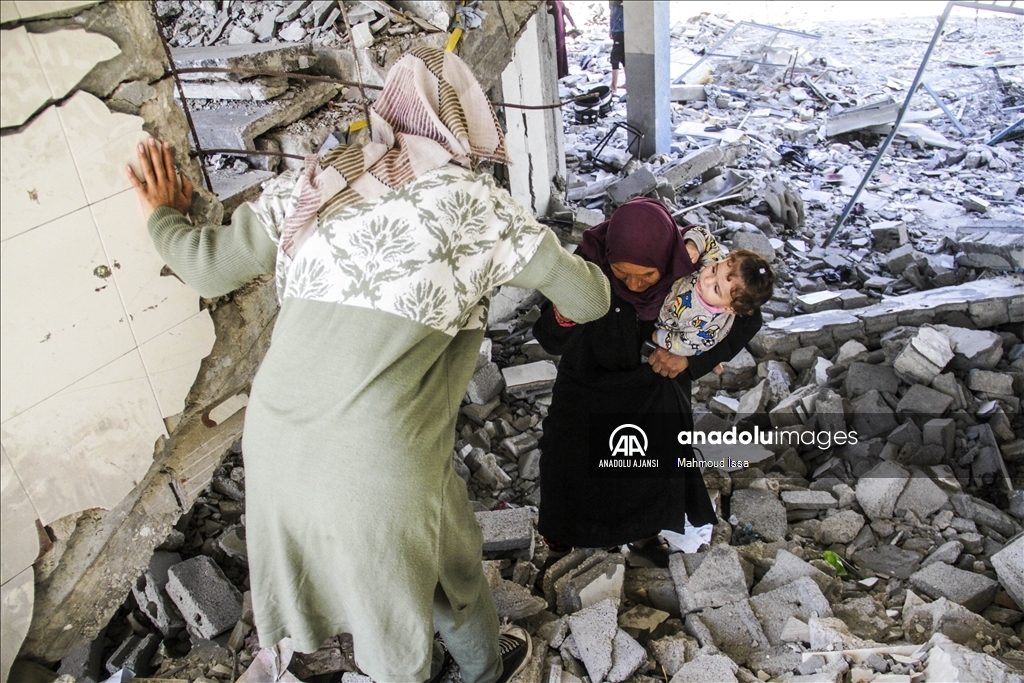 Yerinden edilen Filistinli aileler, tahrip edilen UNRWA okuluna sığındı