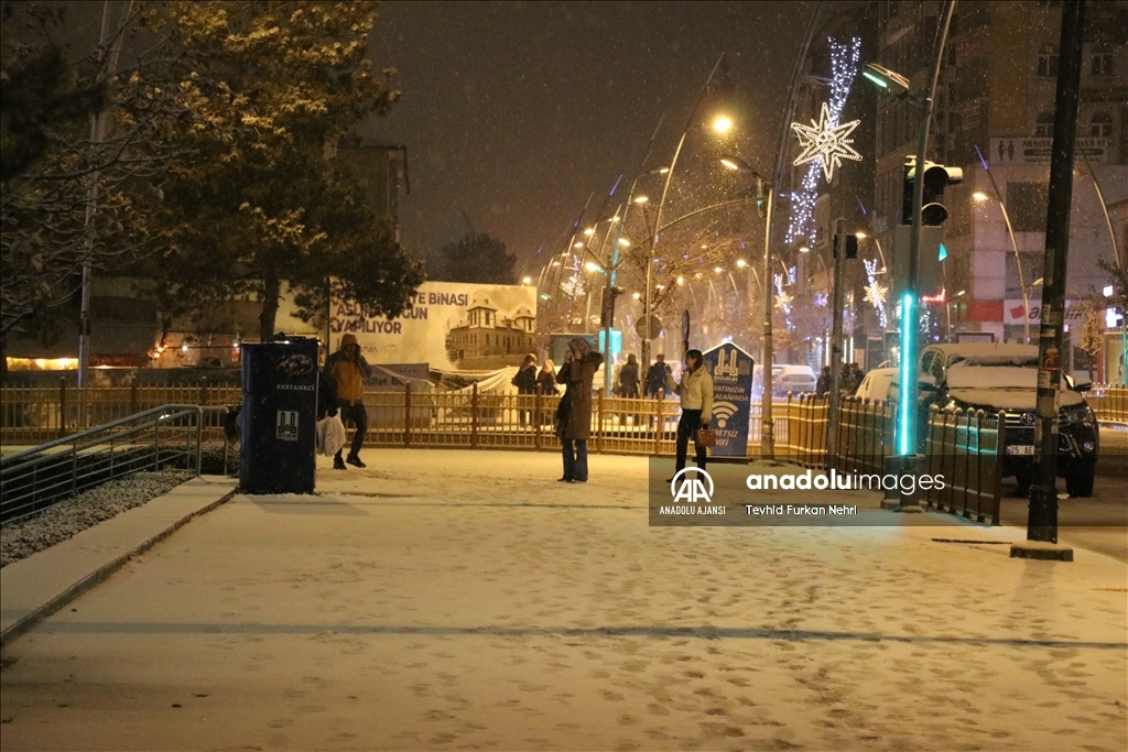 Erzurum'da şehir merkezi ile yükseklere kar yağdı