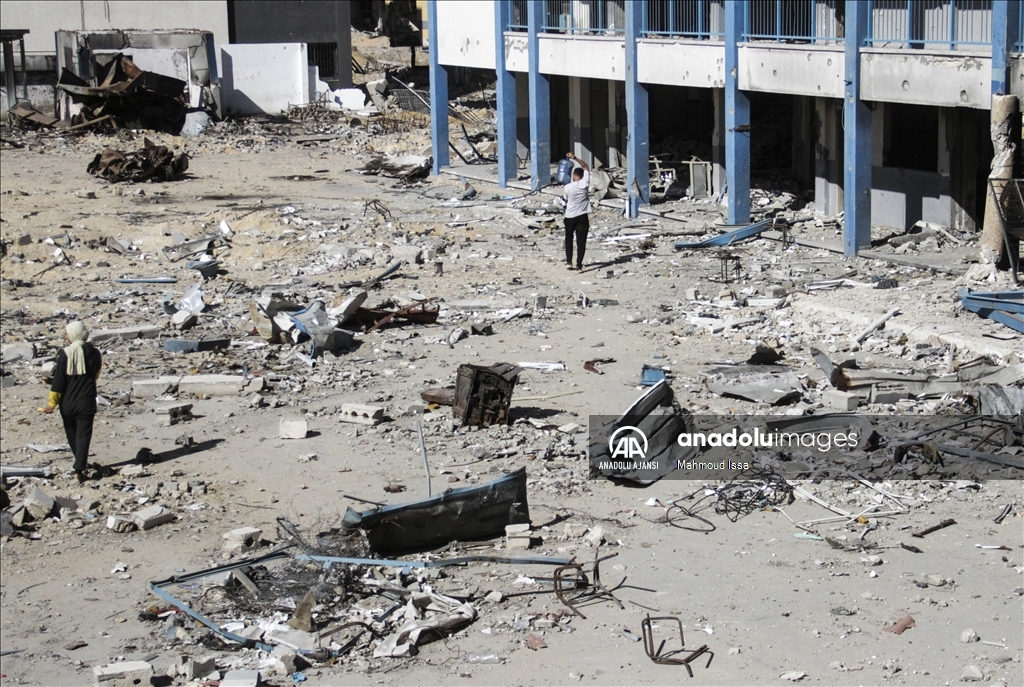 Yerinden edilen Filistinli aileler, tahrip edilen UNRWA okuluna sığındı