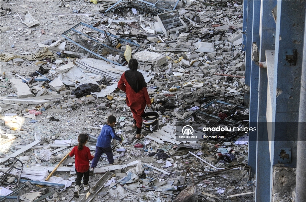 Yerinden edilen Filistinli aileler, tahrip edilen UNRWA okuluna sığındı