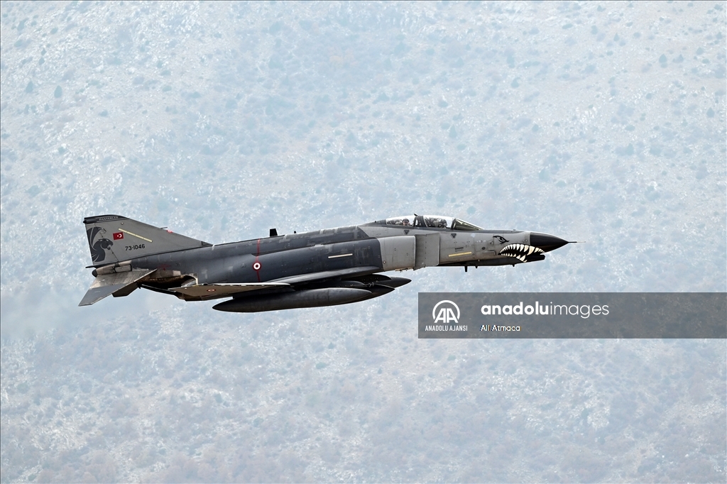 Eskişehir'de F-4E uçaklarından "yer hedeflerine taarruz eğitimi" uçuşu