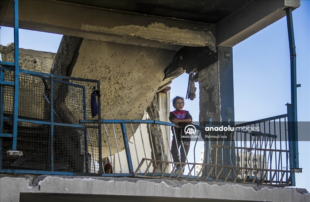 Yerinden edilen Filistinli aileler, tahrip edilen UNRWA okuluna sığındı