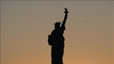 New York Özgürlük Heykeli ve gün doğumu