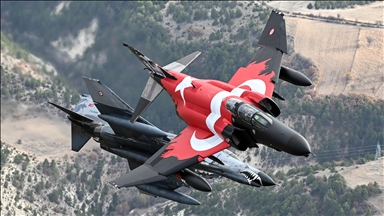 Eskişehir'de F-4E uçaklarından "yer hedeflerine taarruz eğitimi" uçuşu