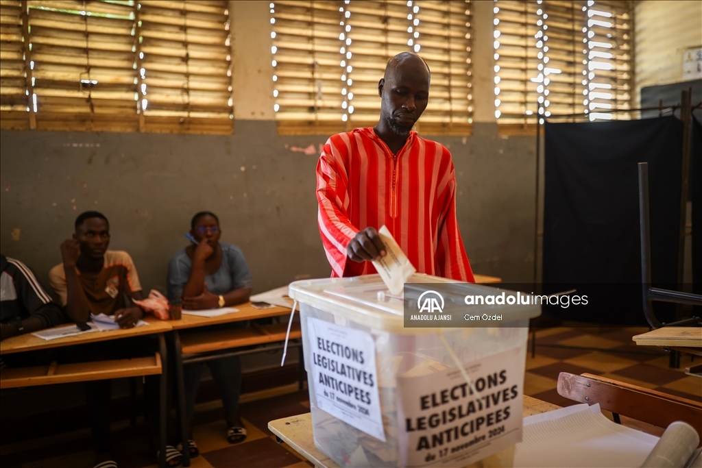 Senegal erken genel seçim için sandık başında