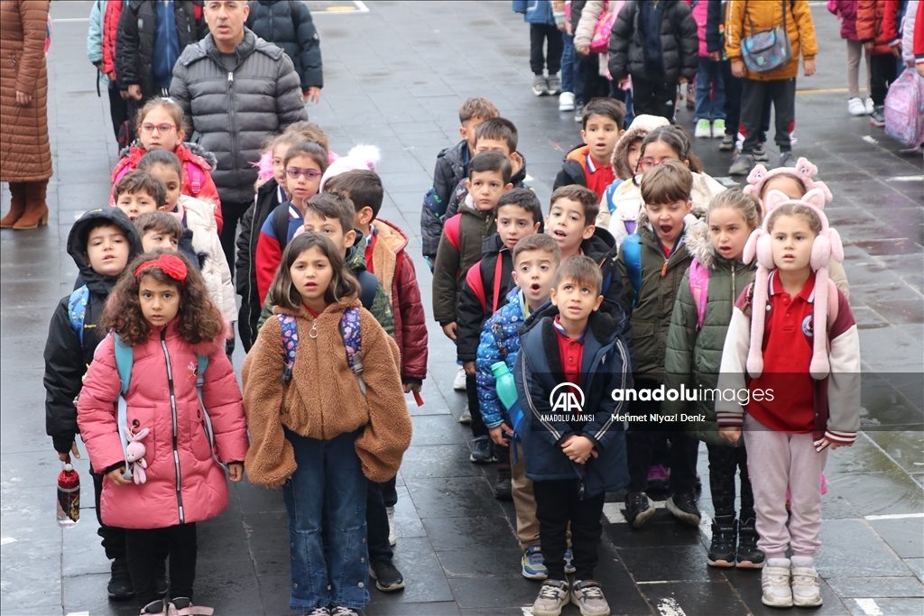 Siirt'te ilk ara tatilin ardından öğrenciler ders başı yaptı