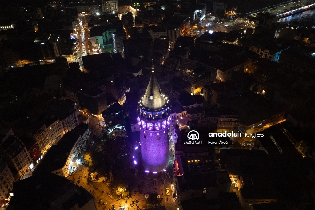 İstanbul'un simgeleri Dünya Prematüre Günü dolayısıyla mor renkle ışıklandırıldı