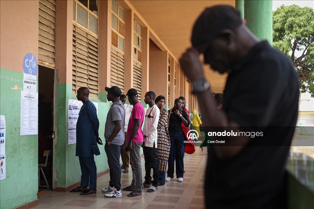 Senegal erken genel seçim için sandık başında