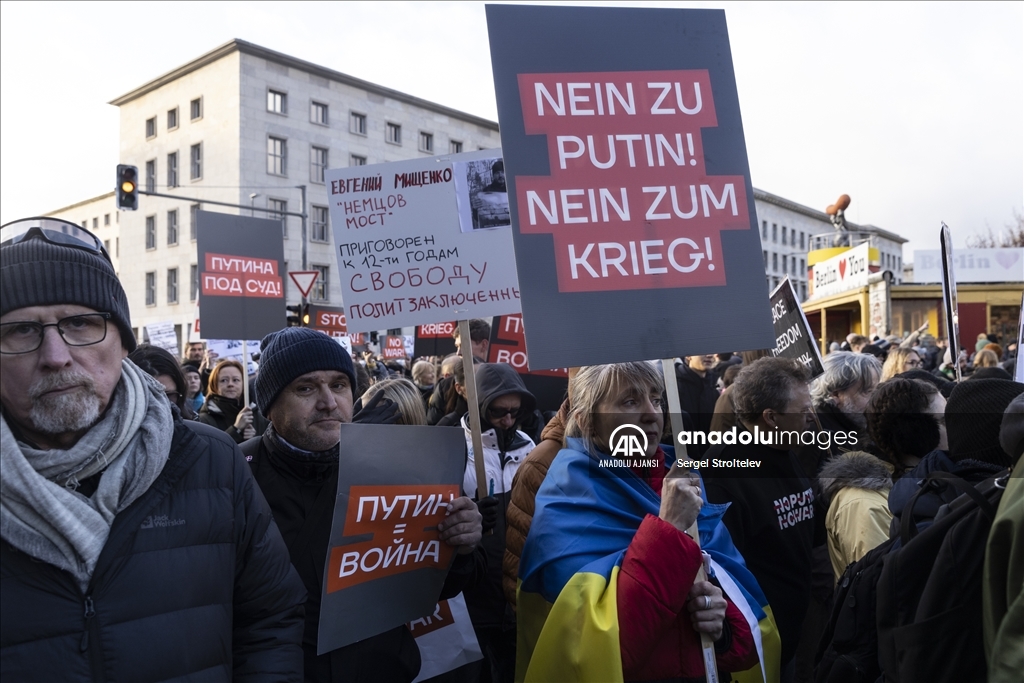 Berlin’de Rusya muhalefetinden savaş karşıtı yürüyüş