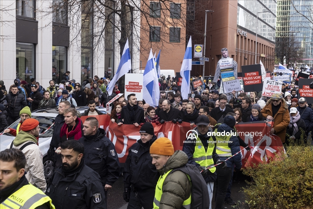 Berlin’de Rusya muhalefetinden savaş karşıtı yürüyüş