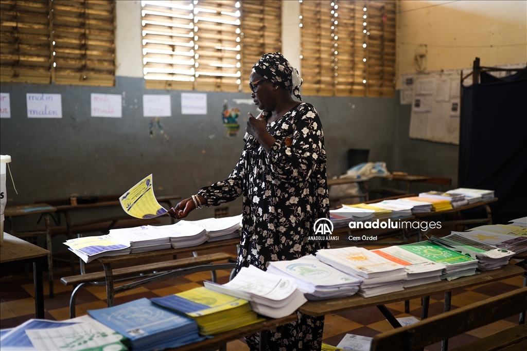 Senegal erken genel seçim için sandık başında