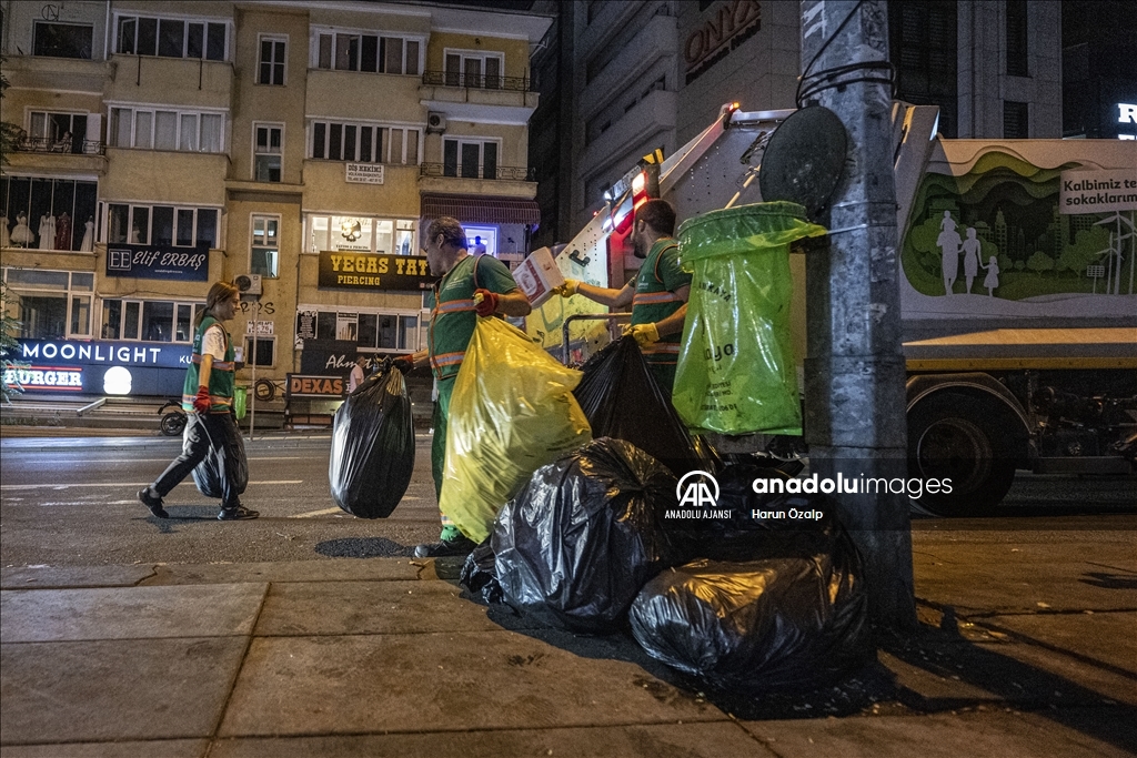 Sokakları yeni güne hazırlıyorlar