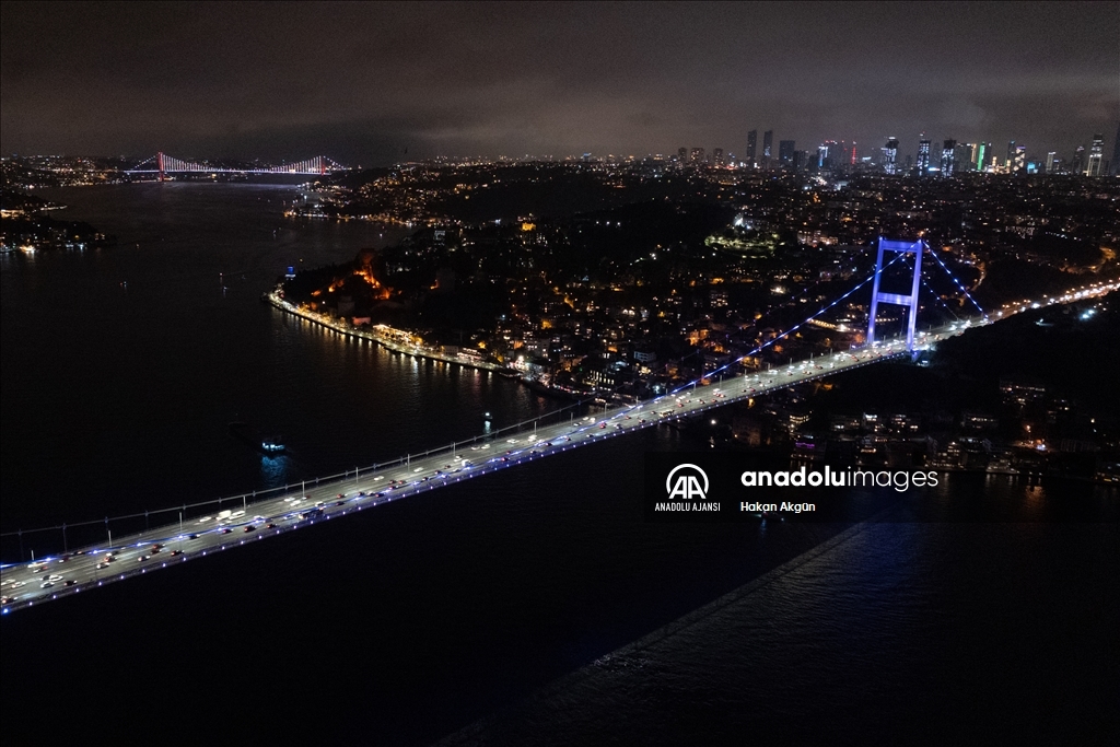 İstanbul'un simgeleri Dünya Prematüre Günü dolayısıyla mor renkle ışıklandırıldı