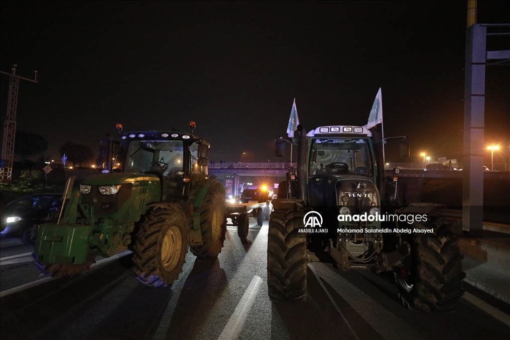 Fransız çiftçiler traktörlerle sokağa indi