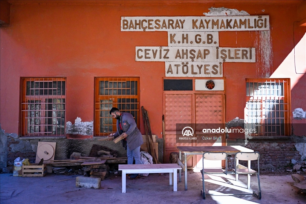 Kuruyan ceviz ağaçlarını satranç takımına dönüştürüyor