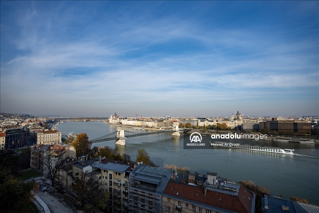 Macaristan'ın başkenti Budapeşte tarihi dokusuyla açık hava müzesi izlenimi sunuyor