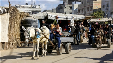 İsrail'in yakıt girişini engellediği Gazze'de halkın başlıca ulaşım aracı at ve eşek arabaları olamaya devam ediyor