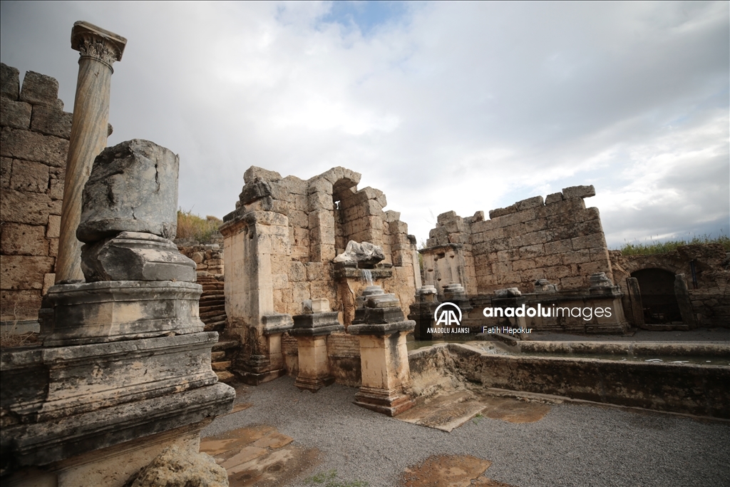 Perge'deki Antik Kestros çeşmesinden 1800 yıl sonra su akmaya başladı