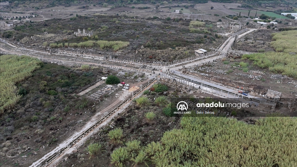 Perge'deki Antik Kestros çeşmesinden 1800 yıl sonra su akmaya başladı