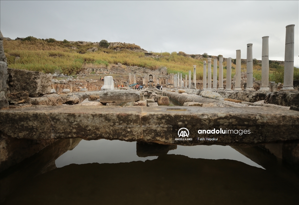 Perge'deki Antik Kestros çeşmesinden 1800 yıl sonra su akmaya başladı