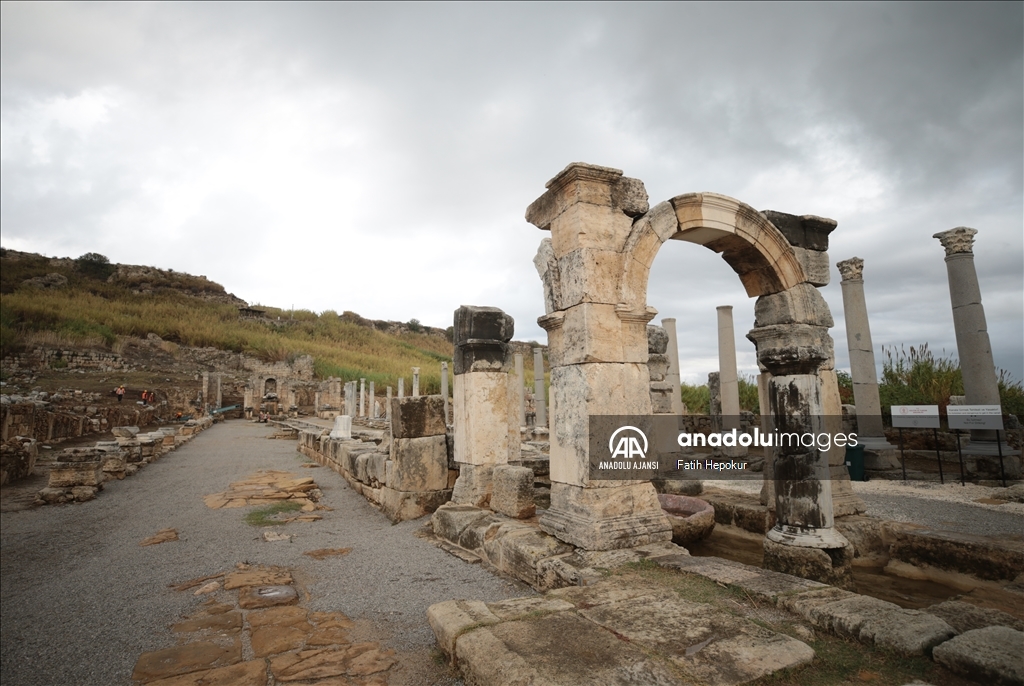 Perge'deki Antik Kestros çeşmesinden 1800 yıl sonra su akmaya başladı