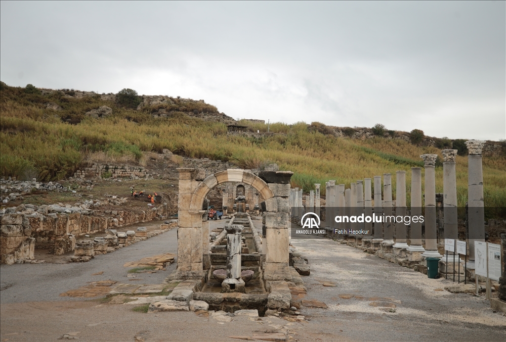 Perge'deki Antik Kestros çeşmesinden 1800 yıl sonra su akmaya başladı