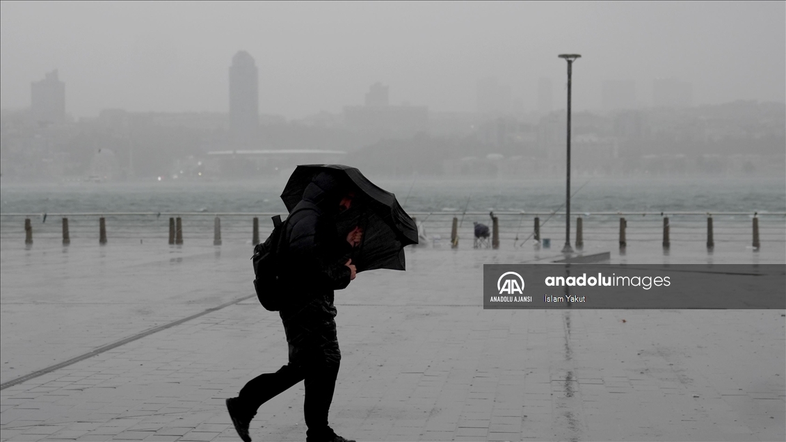 İstanbul'da sağanak ve rüzgar etkili oluyor