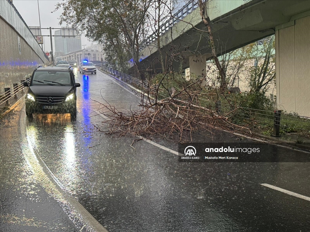 İstanbul'da sağanak ve rüzgar etkili oluyor