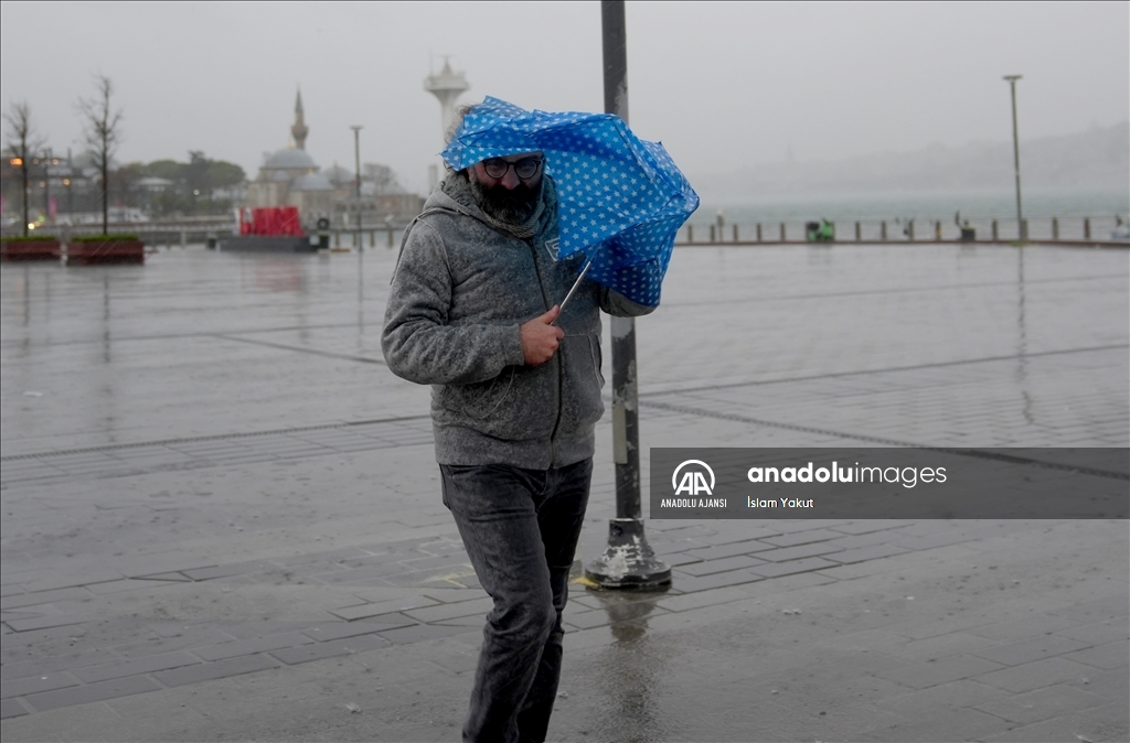 İstanbul'da sağanak ve rüzgar etkili oluyor