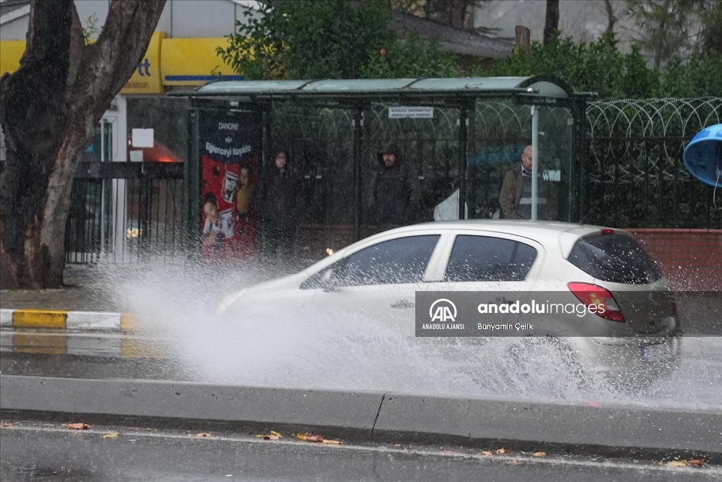 İstanbul'da sağanak ve rüzgar etkili oluyor