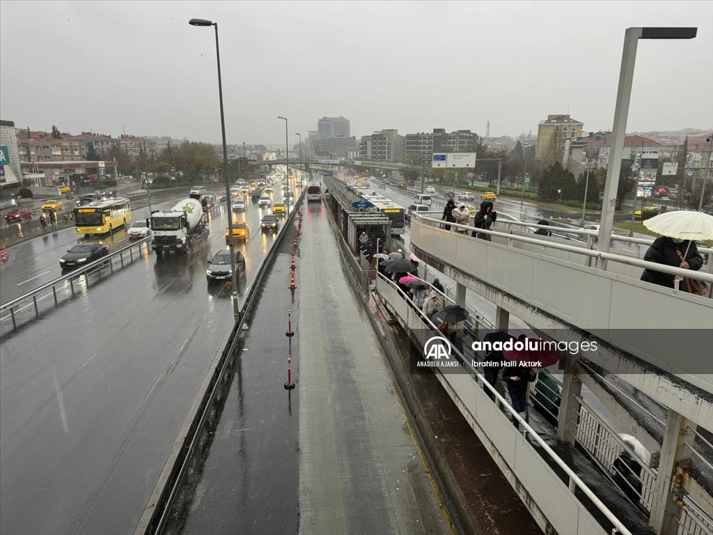 İstanbul'da sağanak ve rüzgar etkili oluyor