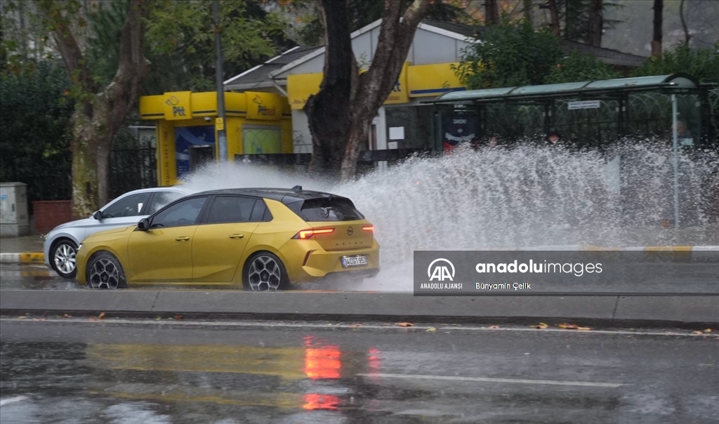 İstanbul'da sağanak ve rüzgar etkili oluyor