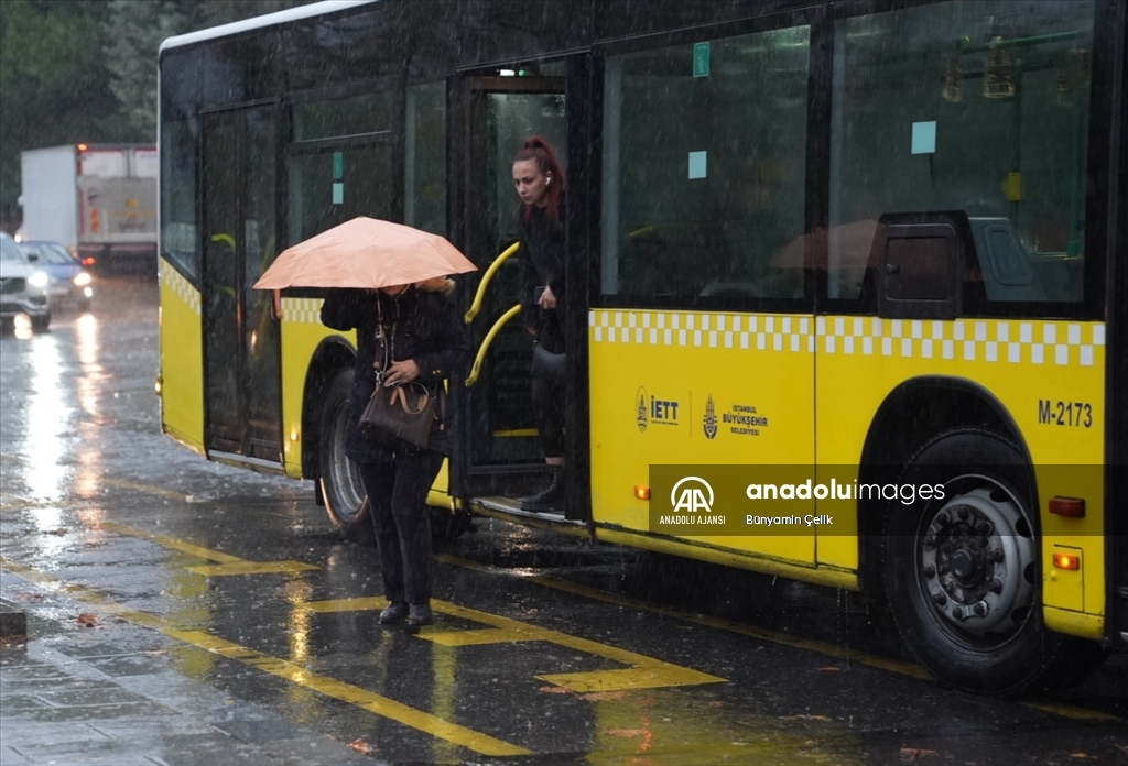 İstanbul'da sağanak ve rüzgar etkili oluyor