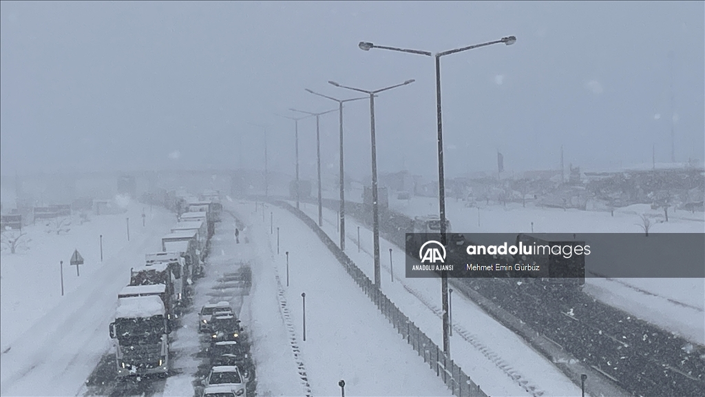 Anadolu Otoyolu Bolu kesimi Ankara yönü kar nedeniyle ulaşıma kapandı