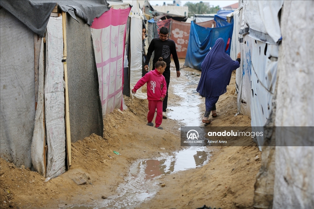 İsrail saldırıları nedeniyle göç eden Gazzeliler, yağmur ve soğuk havayla mücadele ediyor