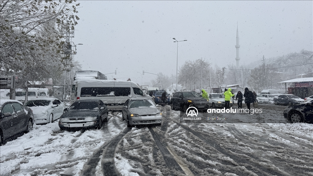 Kahramanmaraş-Kayseri kara yolu kar ve tipi nedeniyle ulaşıma kapandı