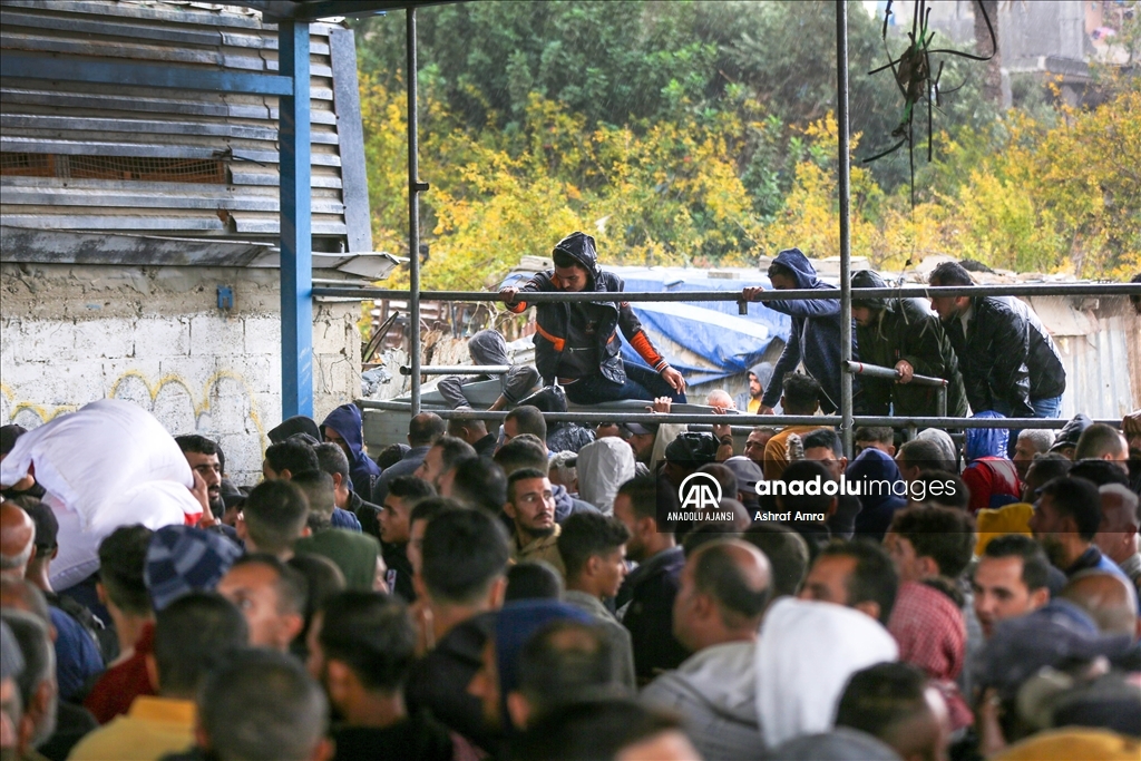 İsrail saldırıları nedeniyle göç eden Gazzeliler, yağmur ve soğuk havayla mücadele ediyor