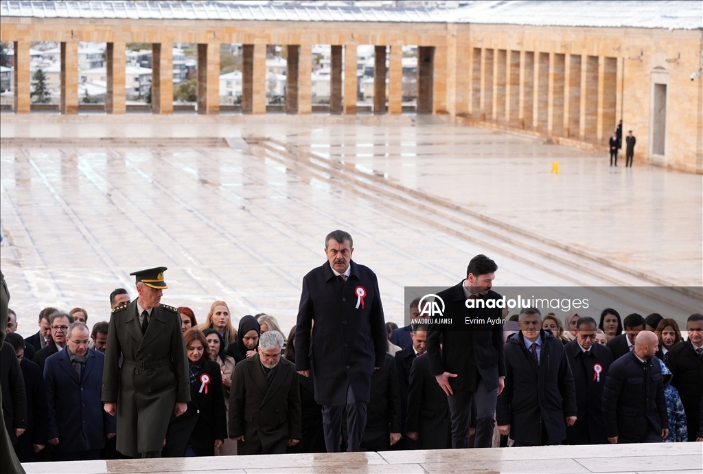 Milli Eğitim Bakanı Tekin, tüm illerden gelen öğretmenlerle Anıtkabir'i ziyaret etti