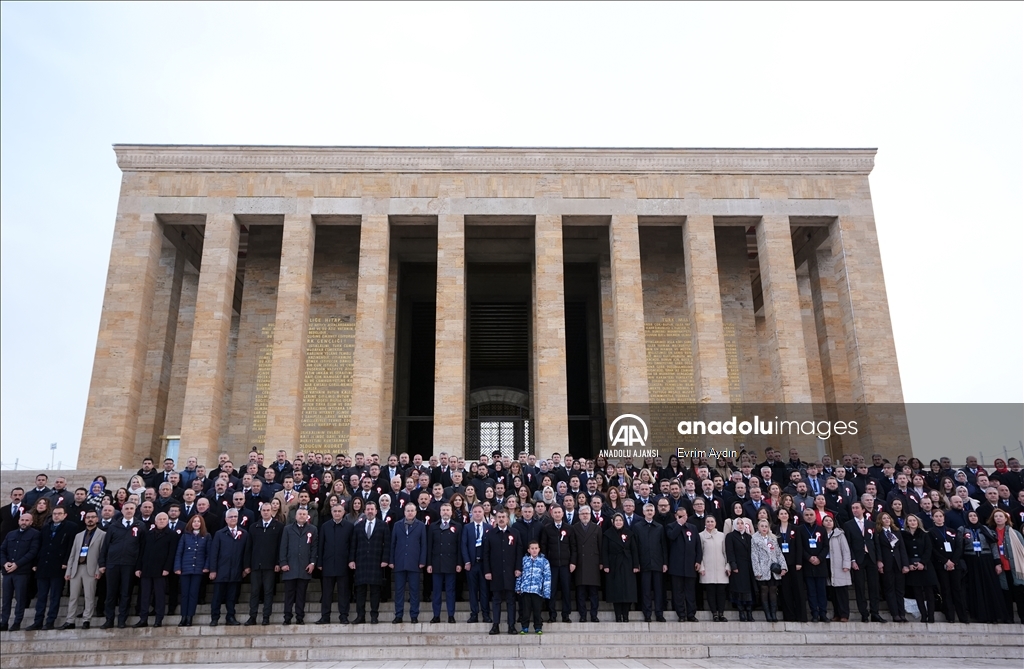 Milli Eğitim Bakanı Tekin, tüm illerden gelen öğretmenlerle Anıtkabir'i ziyaret etti