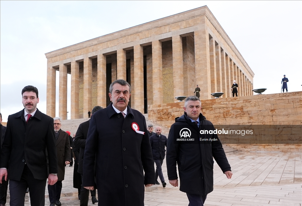 Milli Eğitim Bakanı Tekin, tüm illerden gelen öğretmenlerle Anıtkabir'i ziyaret etti