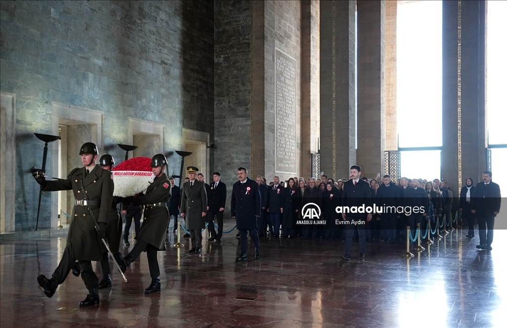 Milli Eğitim Bakanı Tekin, tüm illerden gelen öğretmenlerle Anıtkabir'i ziyaret etti