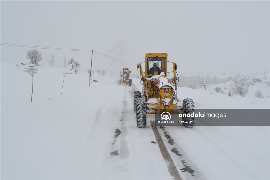 Niğde'de kar etkili oluyor