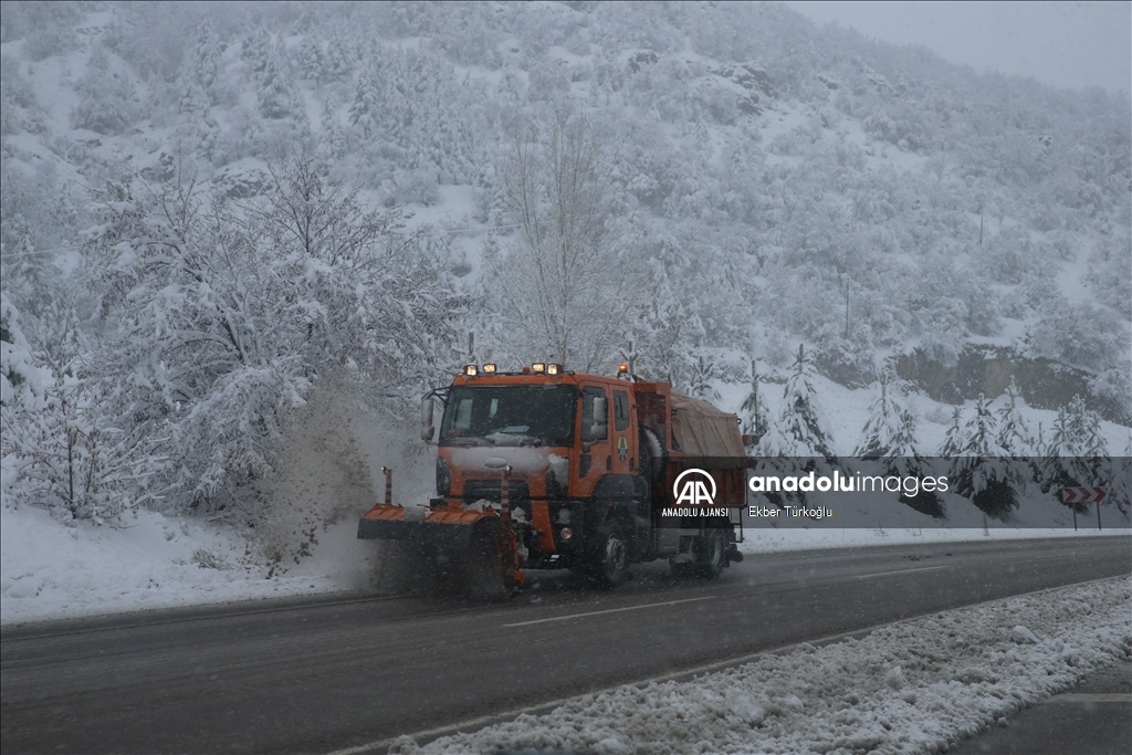 Tokat-Sivas yolunda kar nedeniyle çok sayıda tır ve çekici yolda kaldı