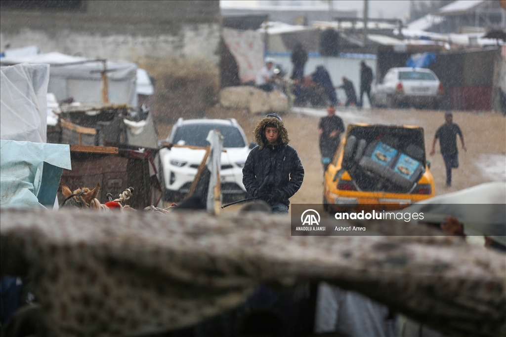 İsrail saldırıları nedeniyle göç eden Gazzeliler, yağmur ve soğuk havayla mücadele ediyor