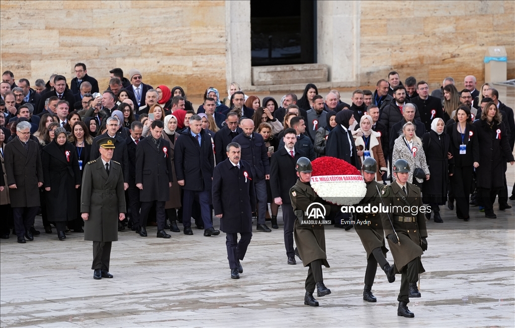 Milli Eğitim Bakanı Tekin, tüm illerden gelen öğretmenlerle Anıtkabir'i ziyaret etti