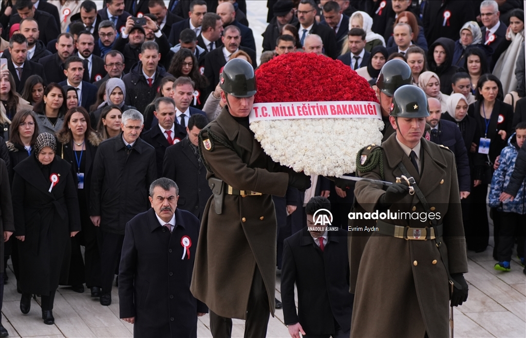 Milli Eğitim Bakanı Tekin, tüm illerden gelen öğretmenlerle Anıtkabir'i ziyaret etti