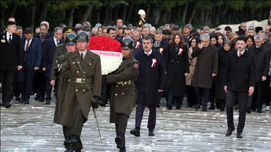 Milli Eğitim Bakanı Tekin, tüm illerden gelen öğretmenlerle Anıtkabir'i ziyaret etti