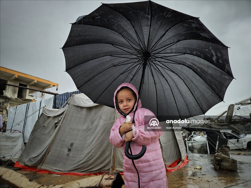 سكان الخيام في غزة.. إبادة إسرائيل تطردهم والأمطار تغرقهم