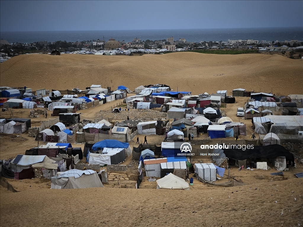 سكان الخيام في غزة.. إبادة إسرائيل تطردهم والأمطار تغرقهم