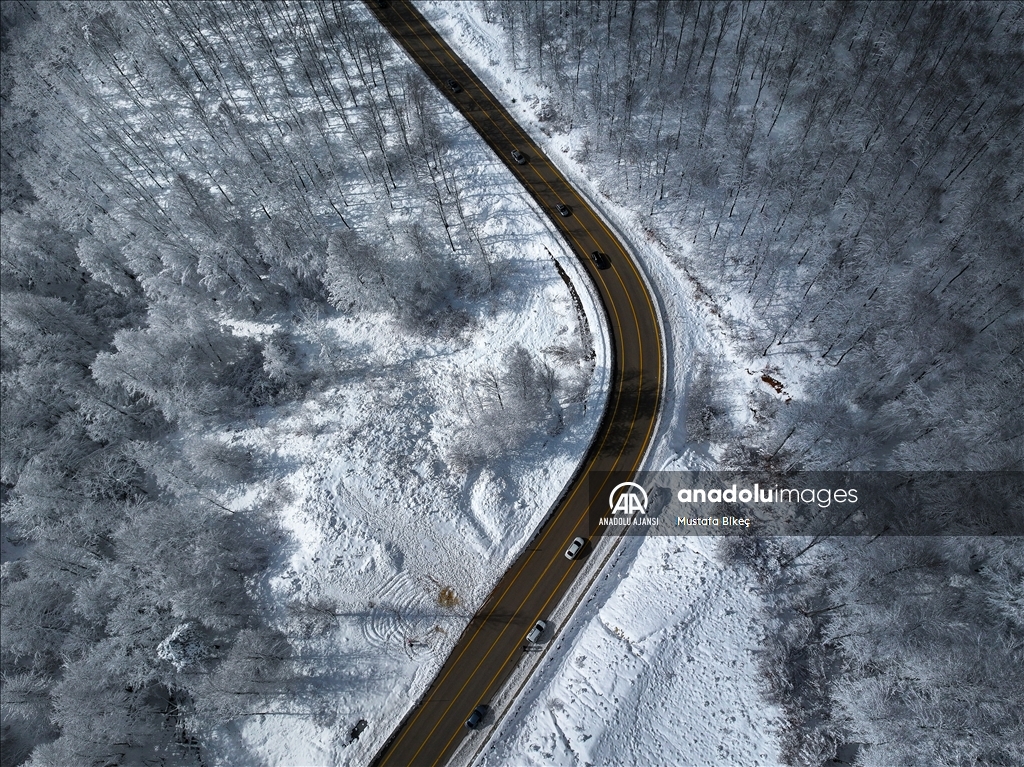 Uludağ yamaçlarının kıvrımlı yolları beyaza büründü